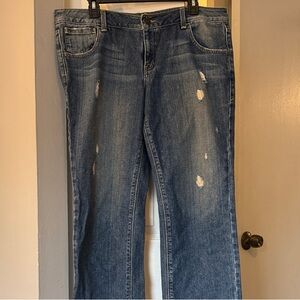 NY&Co. Vintage Distressed Low-Rise Boyfriend Straight Leg Crops